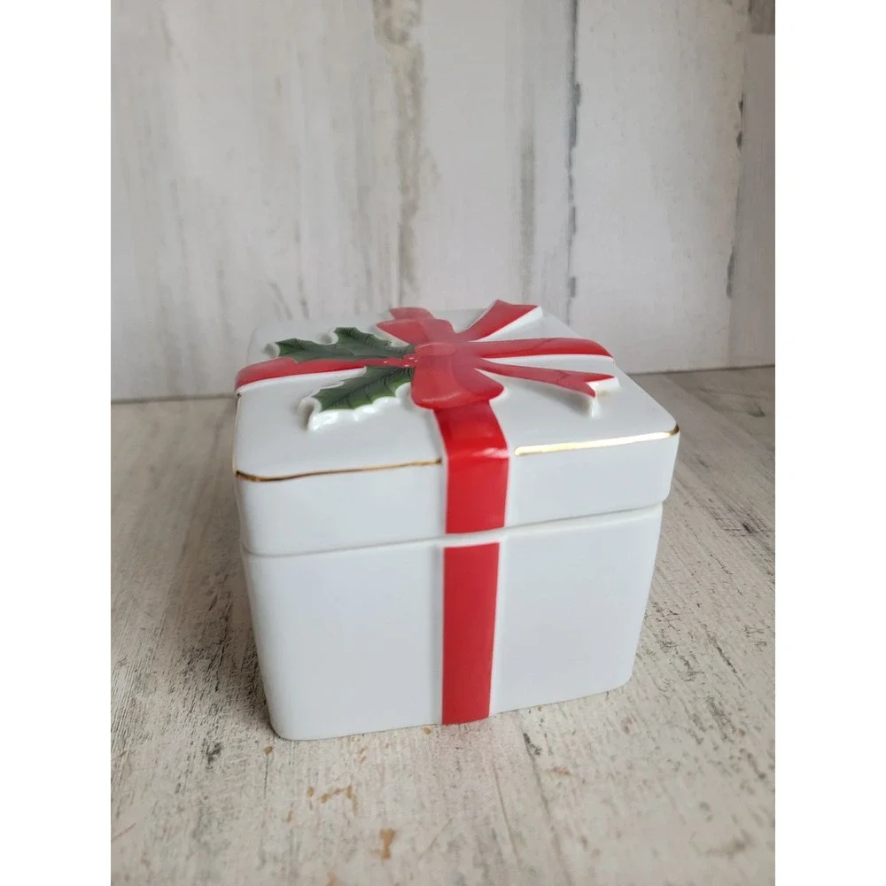 Mount‎ Clemens pottery vintage ceramic gift box container bow mistletoe unique